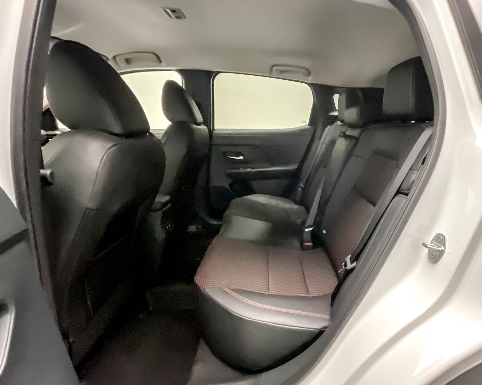 2025 Nissan Kicks SR photo 9