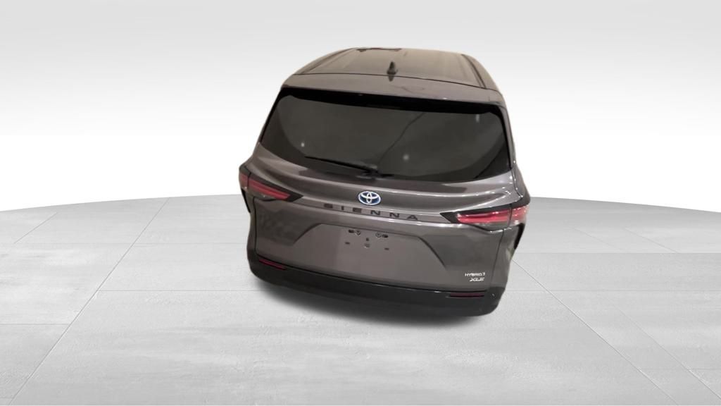 2021 Toyota Sienna XLE photo 3