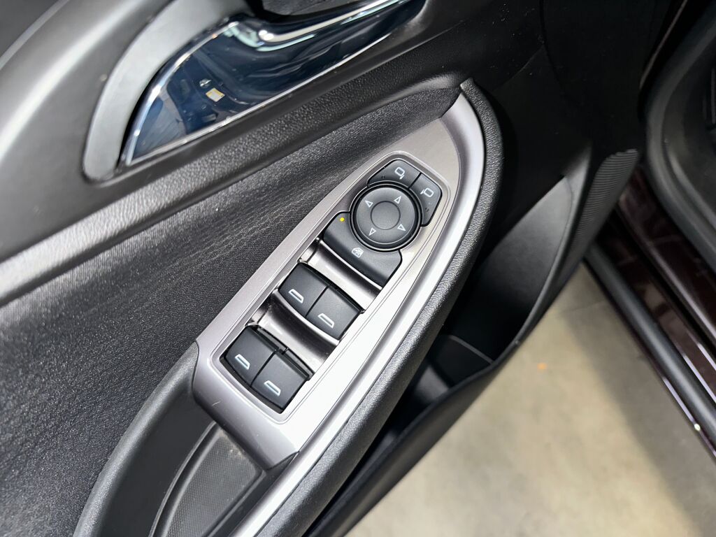 2020 Chevrolet Malibu LS photo 3
