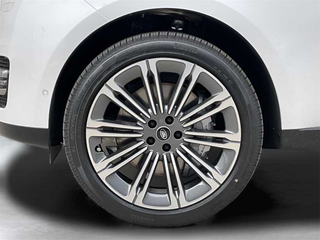 2025 Land Rover Range Rover SE photo 9