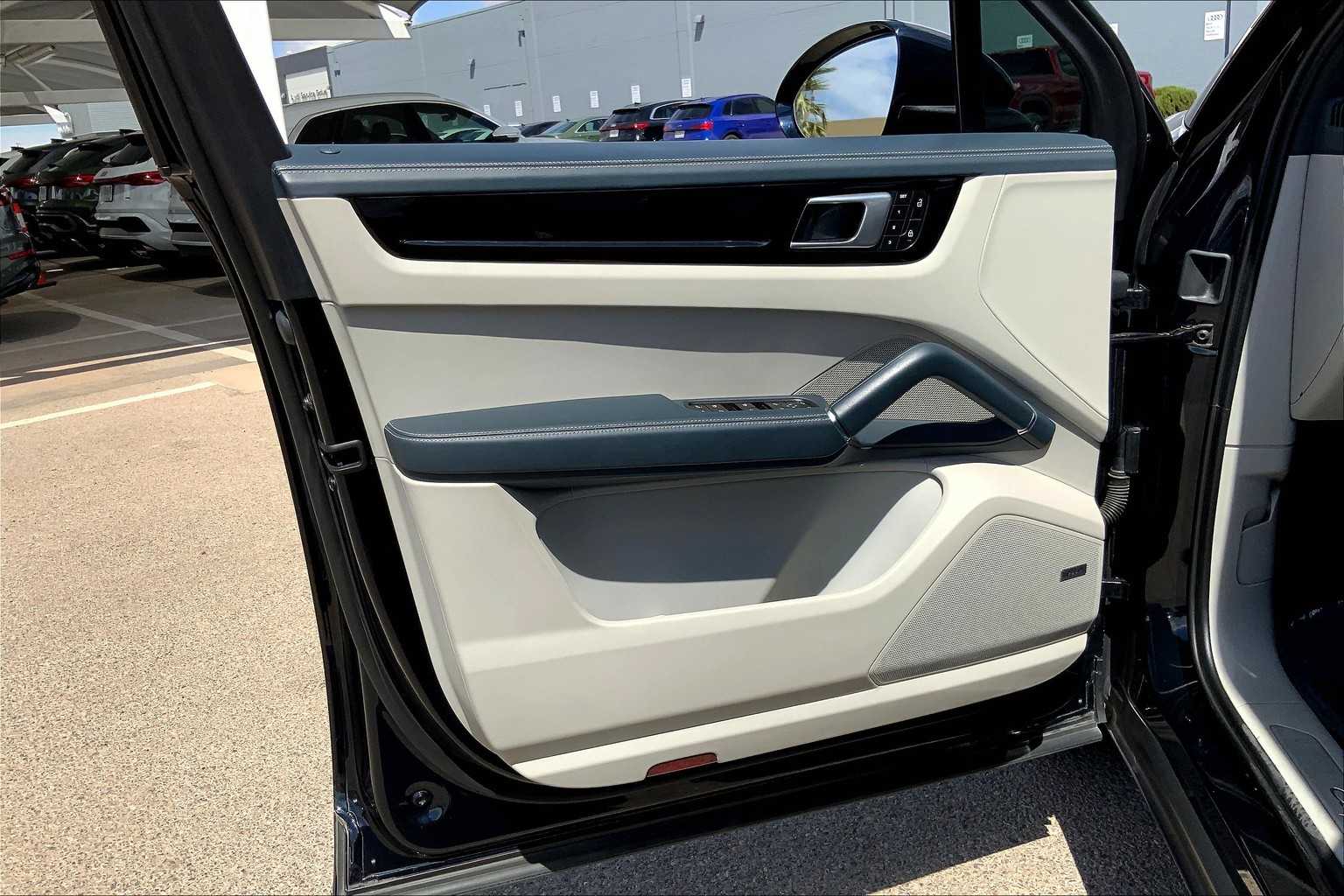 2022 Porsche Cayenne Base photo 20