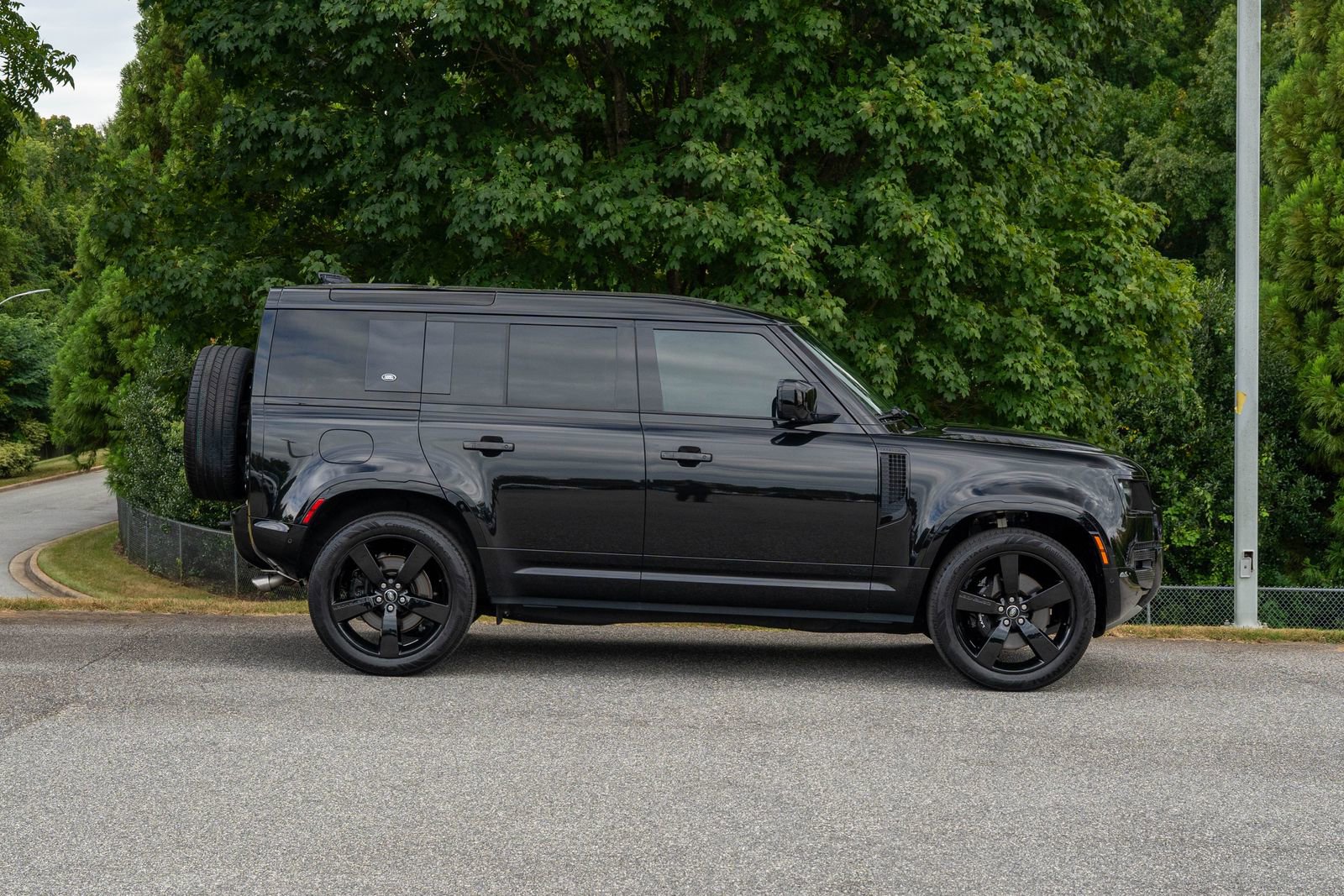 2023 Land Rover Defender V8 photo 7
