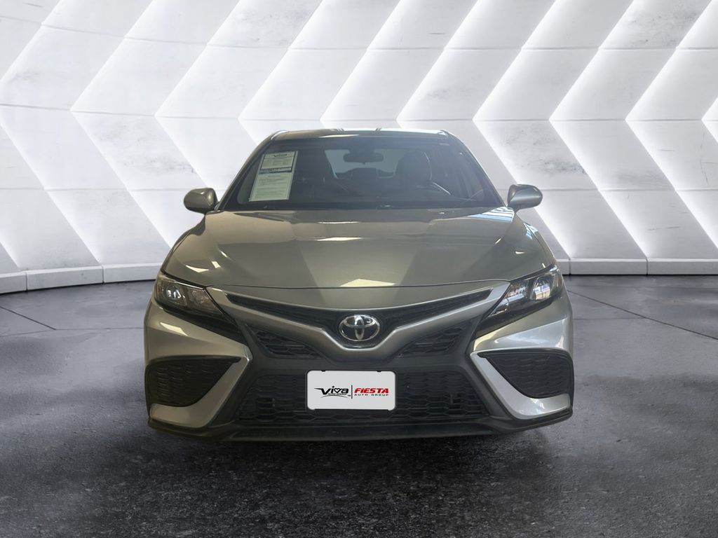 2022 Toyota Camry SE photo 2