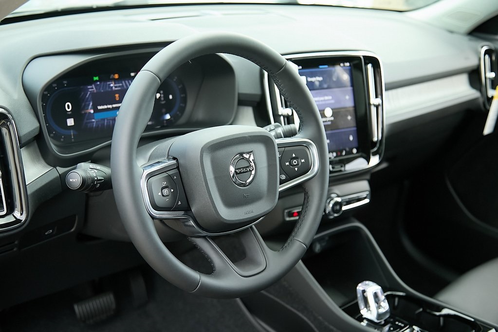 2025 VOLVO XC40 - Image 12