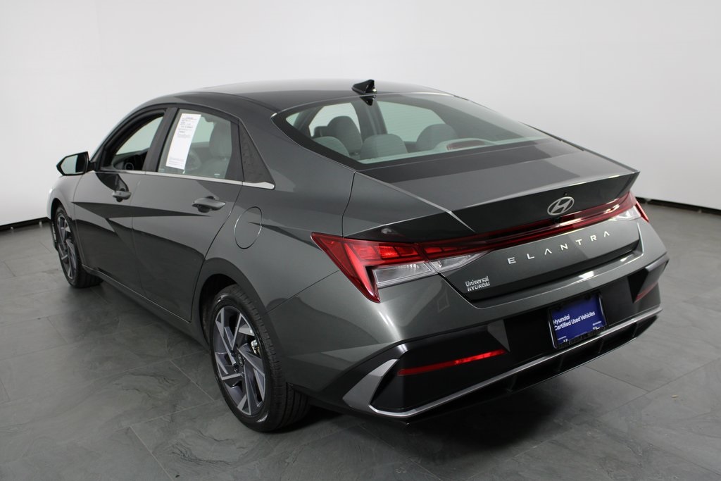 2025 Hyundai Elantra SEL Convenience photo 2