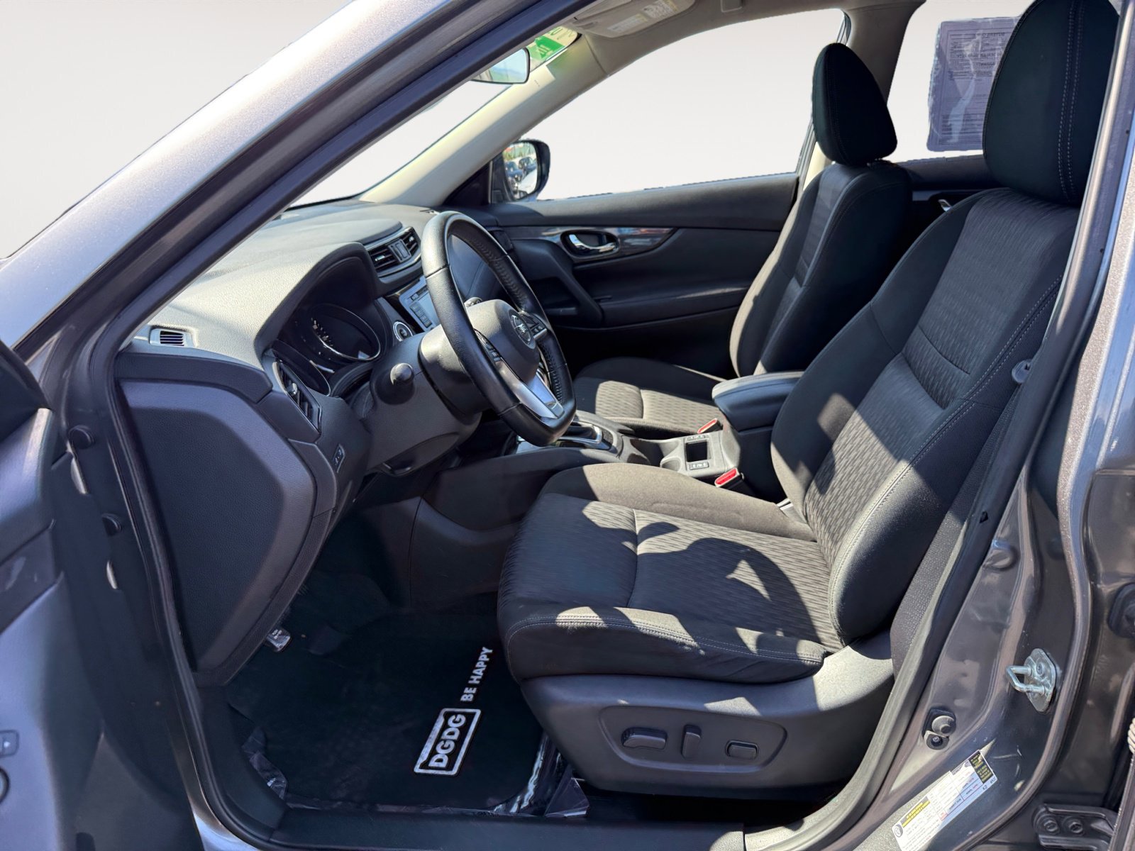 2020 Nissan Rogue SV photo 9