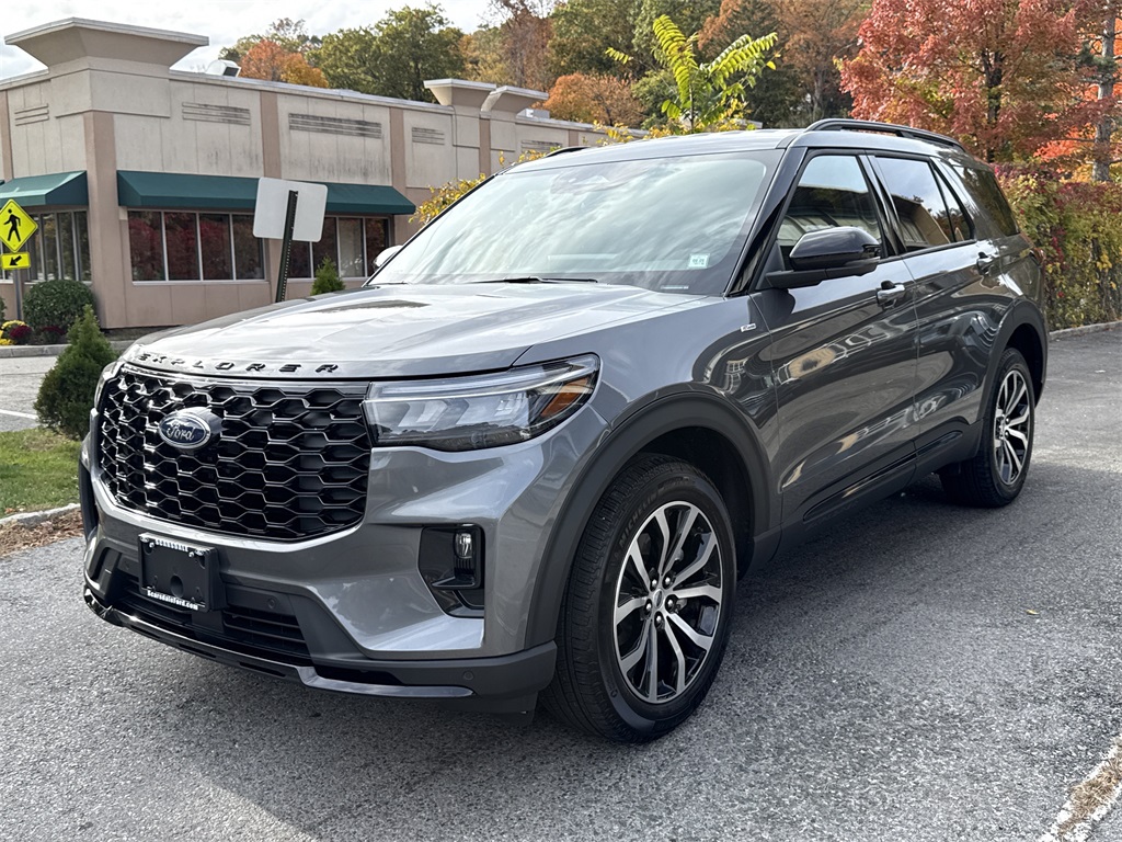 2025 Ford Explorer ST-Line photo 2