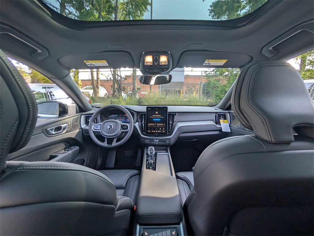 2026 Volvo XC60 B5 Black Edition photo 9