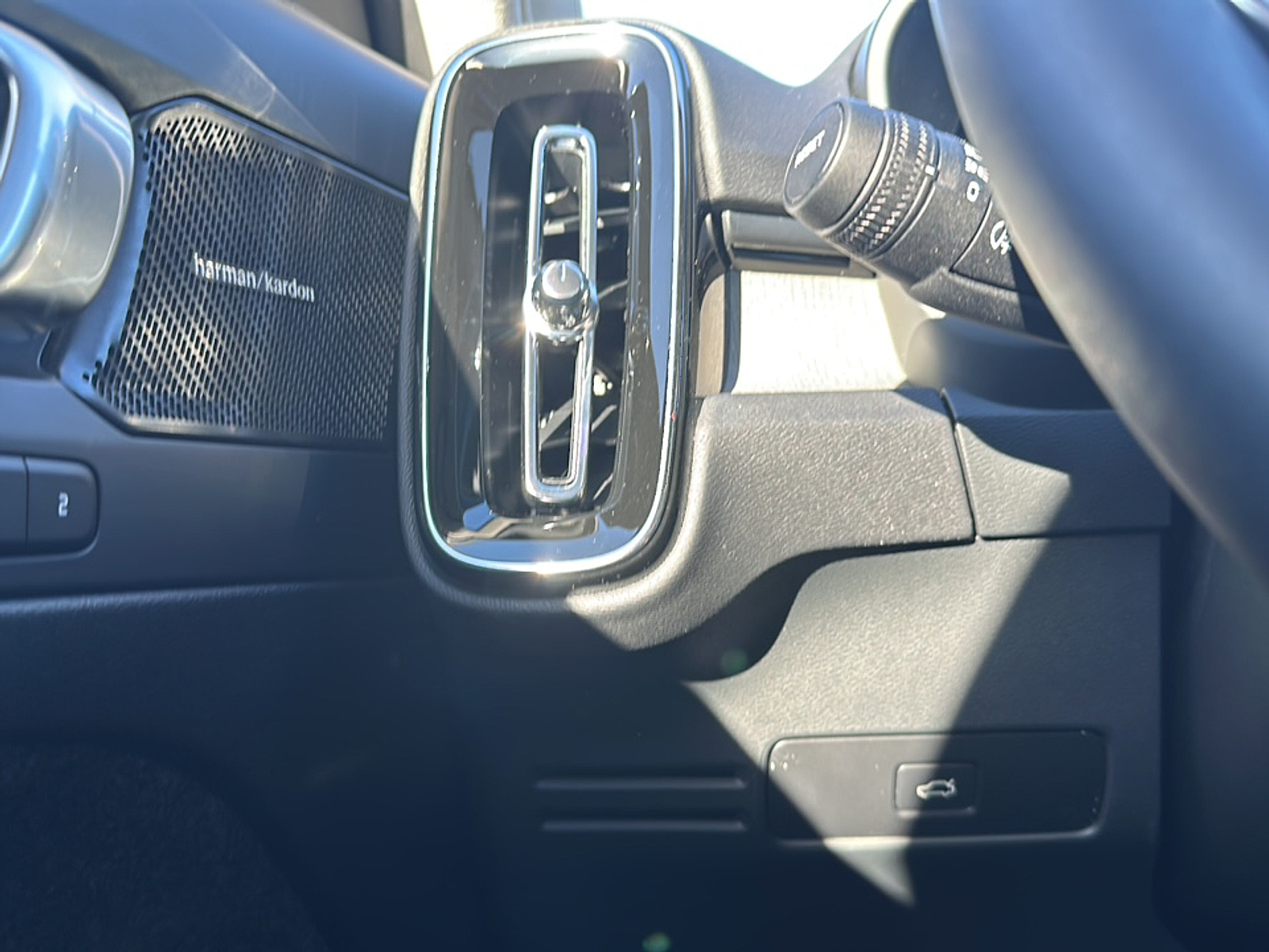 2025 Volvo XC40 photo 14