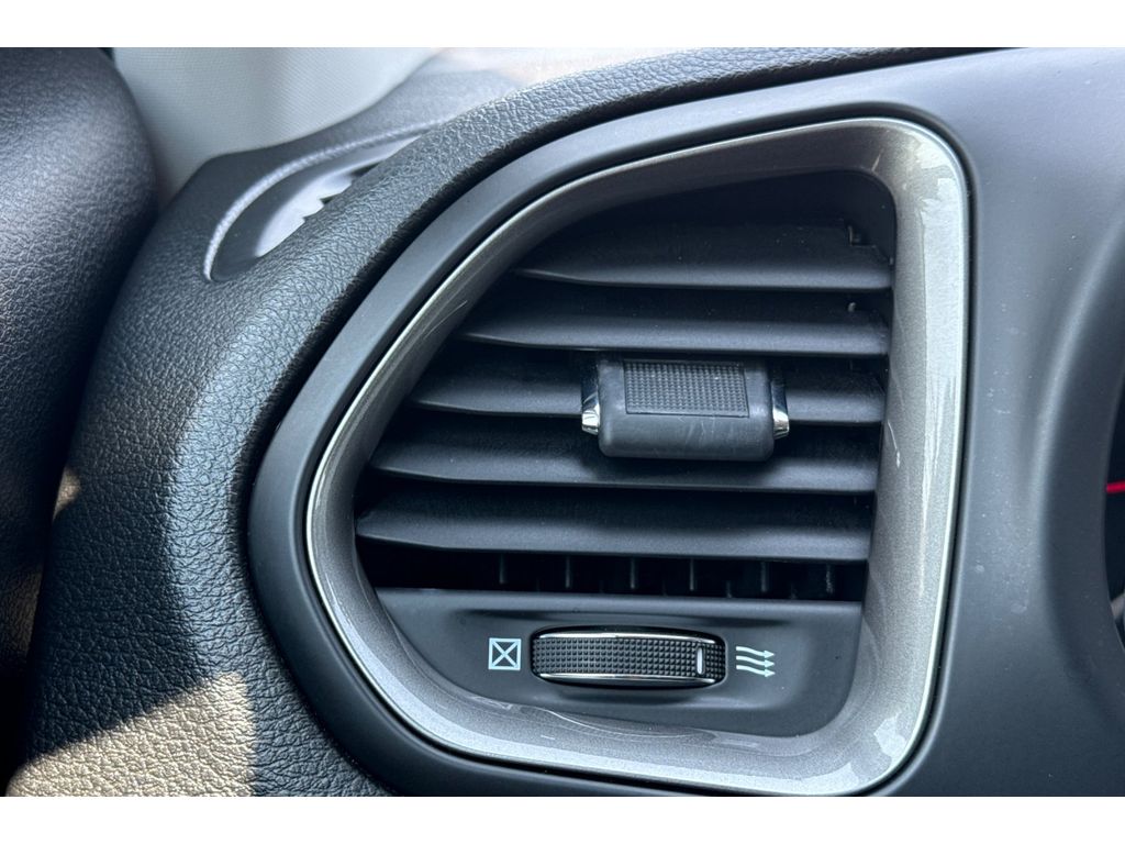 2022 Jeep Renegade Latitude photo 25