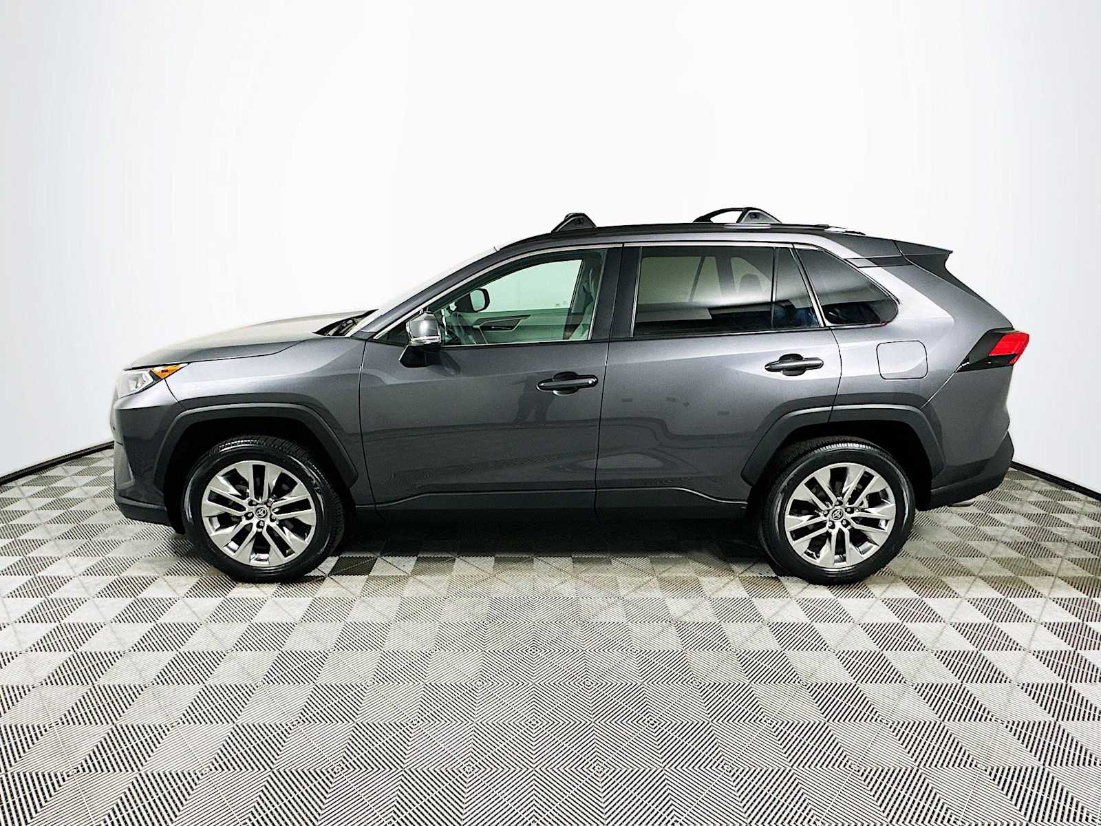 2021 Toyota RAV4 XLE Premium photo 4