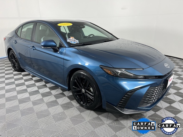 2025 Toyota Camry SE's photo