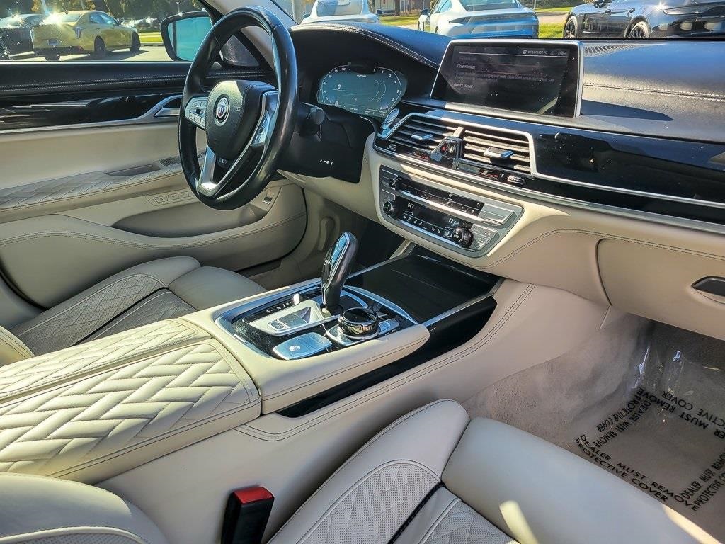 2022 BMW B7 - Image 28