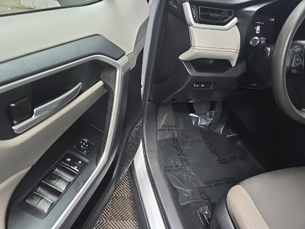 2024 Toyota RAV4 Hybrid XLE photo 25