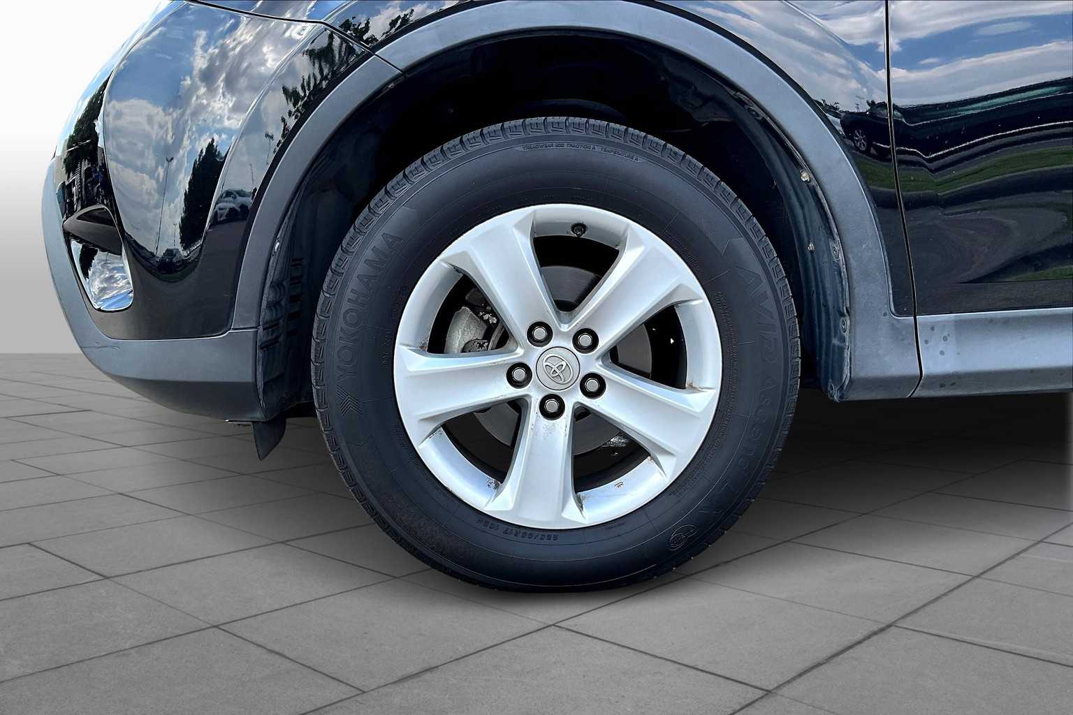 2014 Toyota RAV4 XLE photo 9