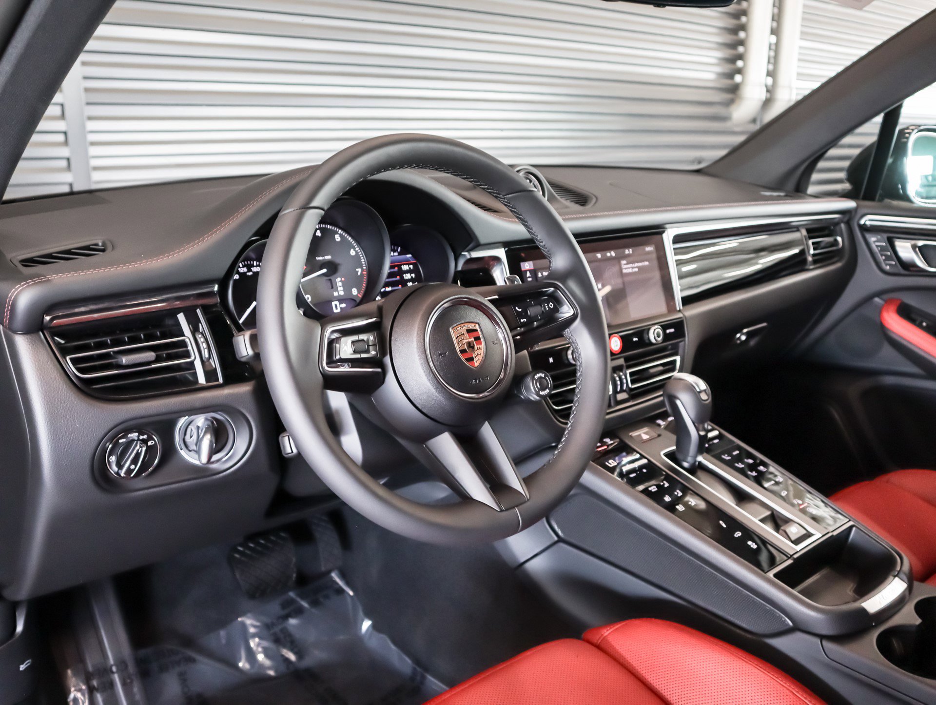 2025 Porsche Macan S photo 4