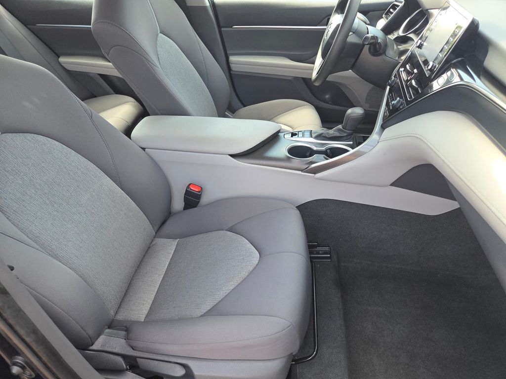 2021 Toyota Camry Hybrid LE photo 24