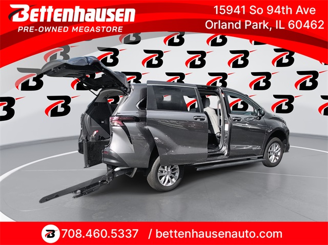 2024 Toyota Sienna LE's photo