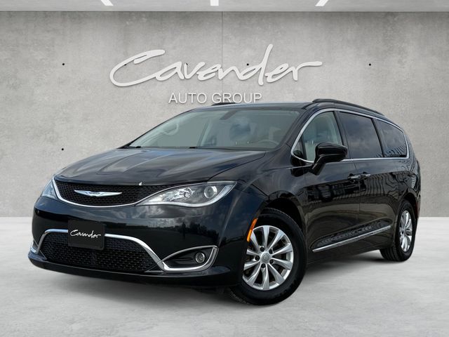 2017 Chrysler Pacifica Touring-L's photo