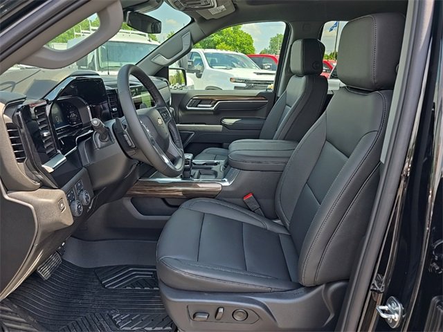 2025 Chevrolet Silverado 1500 LT photo 3