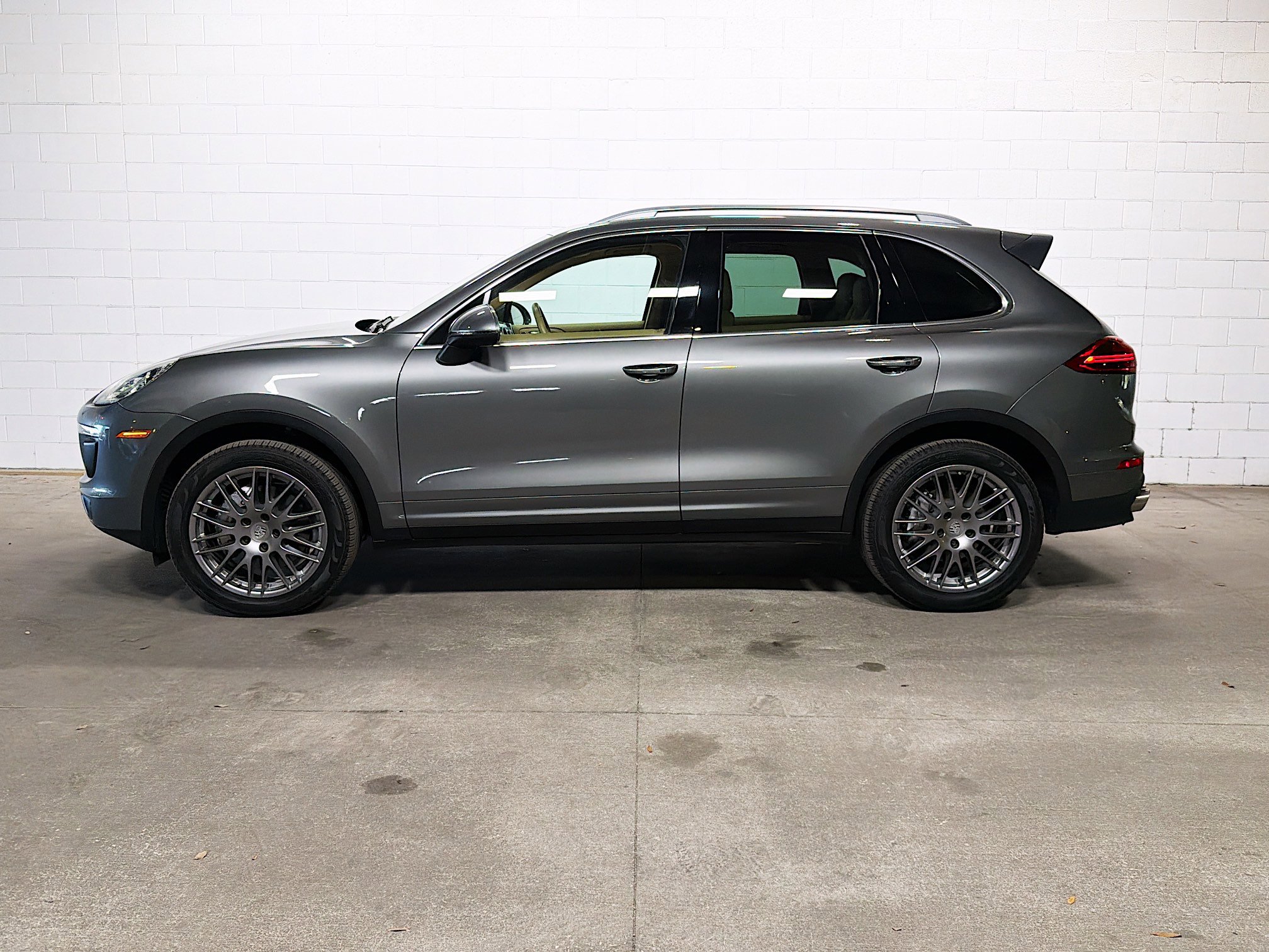 2016 Porsche Cayenne S photo 2