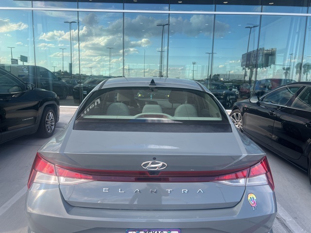 2022 Hyundai Elantra SEL photo 6