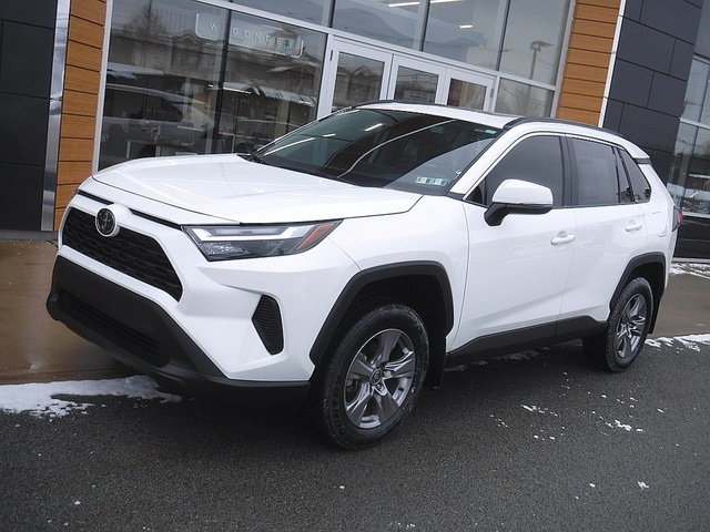 2024 Toyota RAV4 XLE's photo