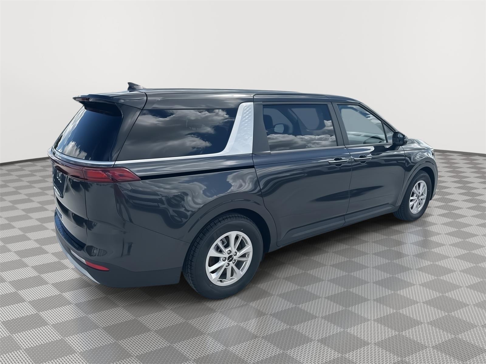 2024 Kia Carnival LX photo 4