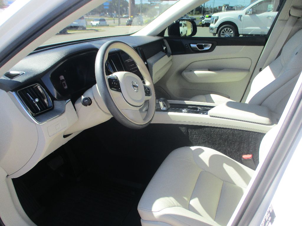 2024 Volvo XC60 B5 Plus photo 3