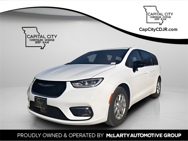 2026 Chrysler Pacifica Select's photo