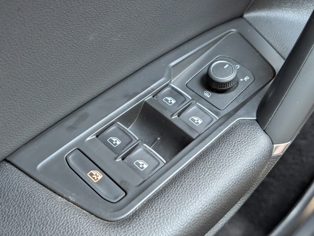 2020 Volkswagen Tiguan SEL photo 25