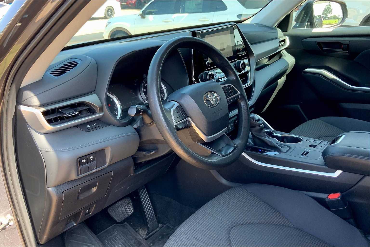 2023 Toyota Highlander L photo 39