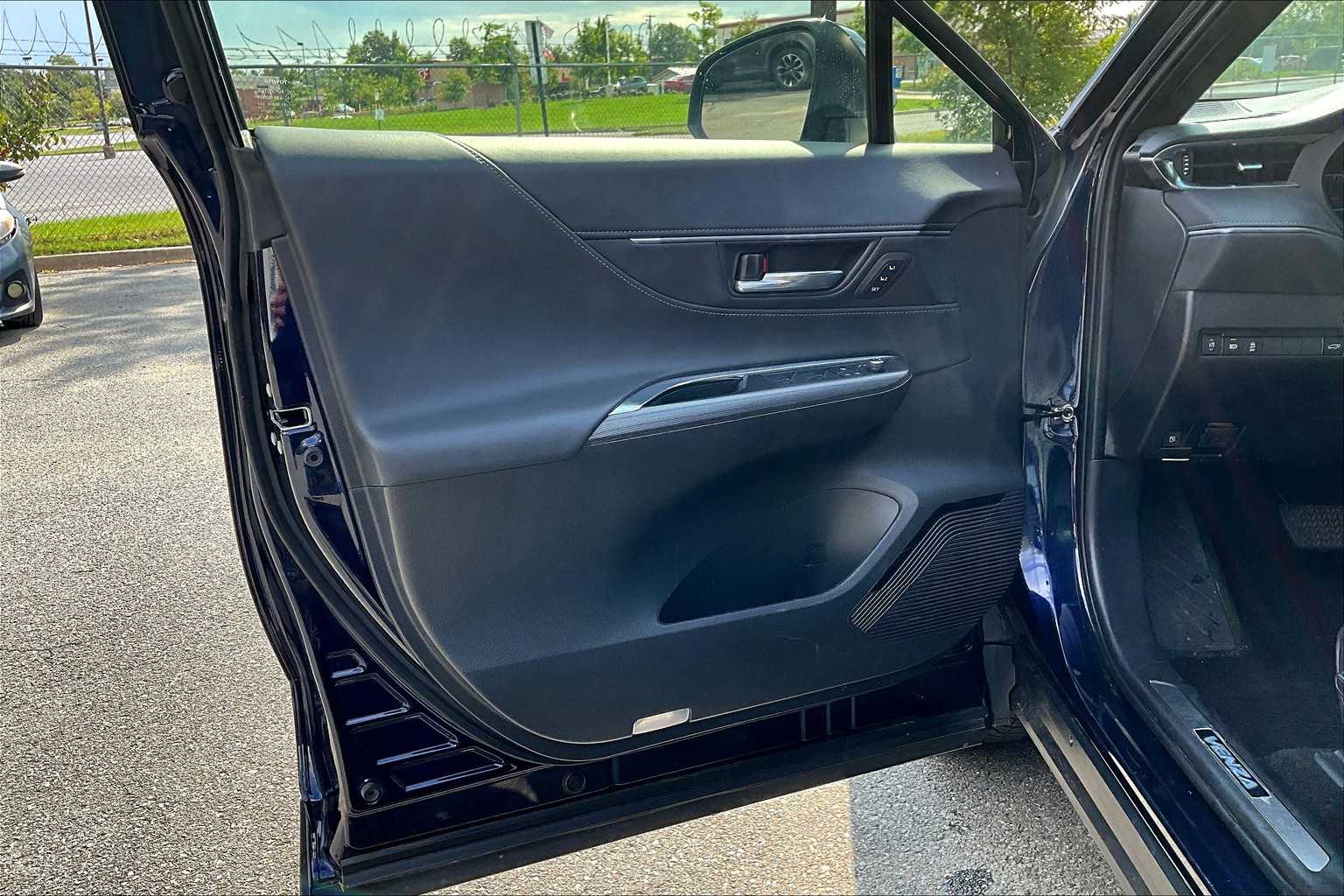 2022 Toyota Venza XLE photo 21