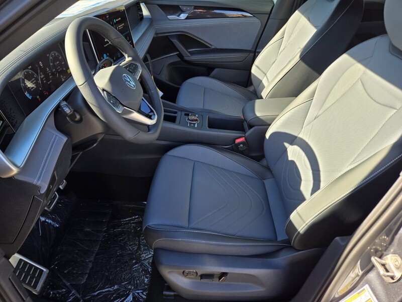 2026 Volkswagen Tiguan SE R-Line Black photo 3