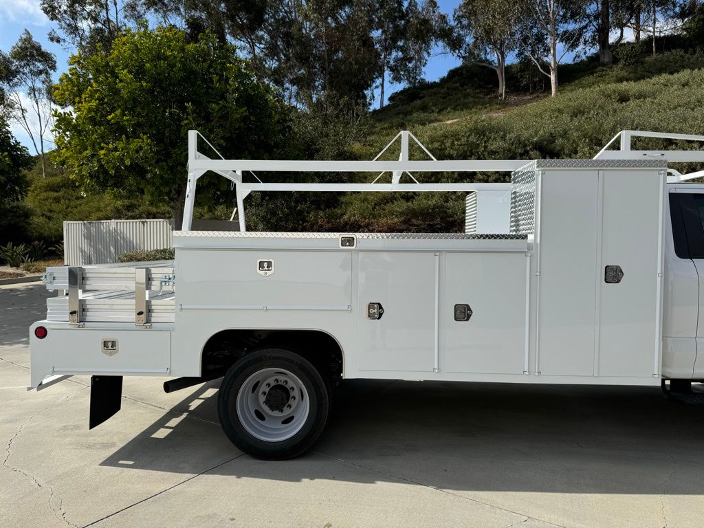 2024 Ford F-550 photo 2