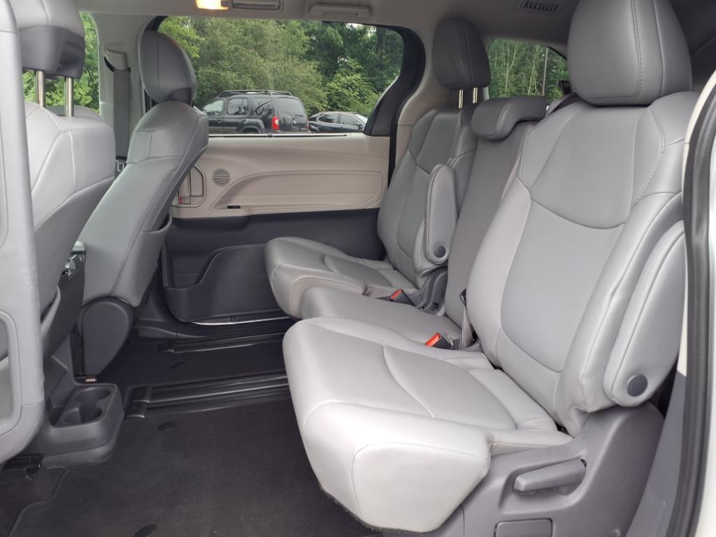 2021 Toyota Sienna XLE photo 22