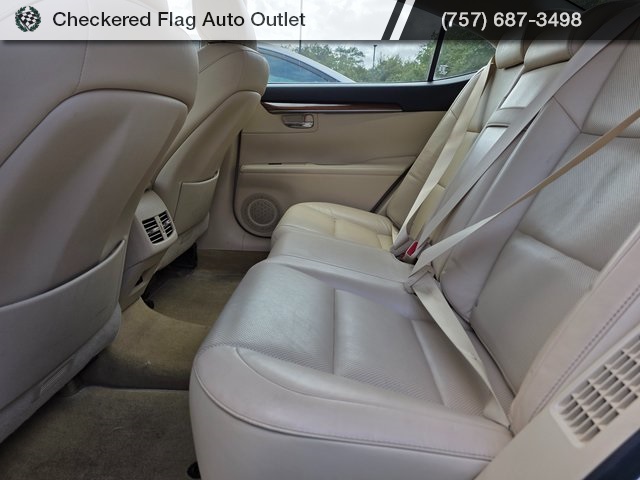 2015 Lexus ES 300h photo 19