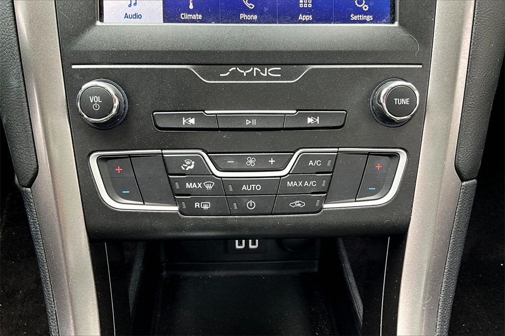 2020 Ford Fusion SE photo 26