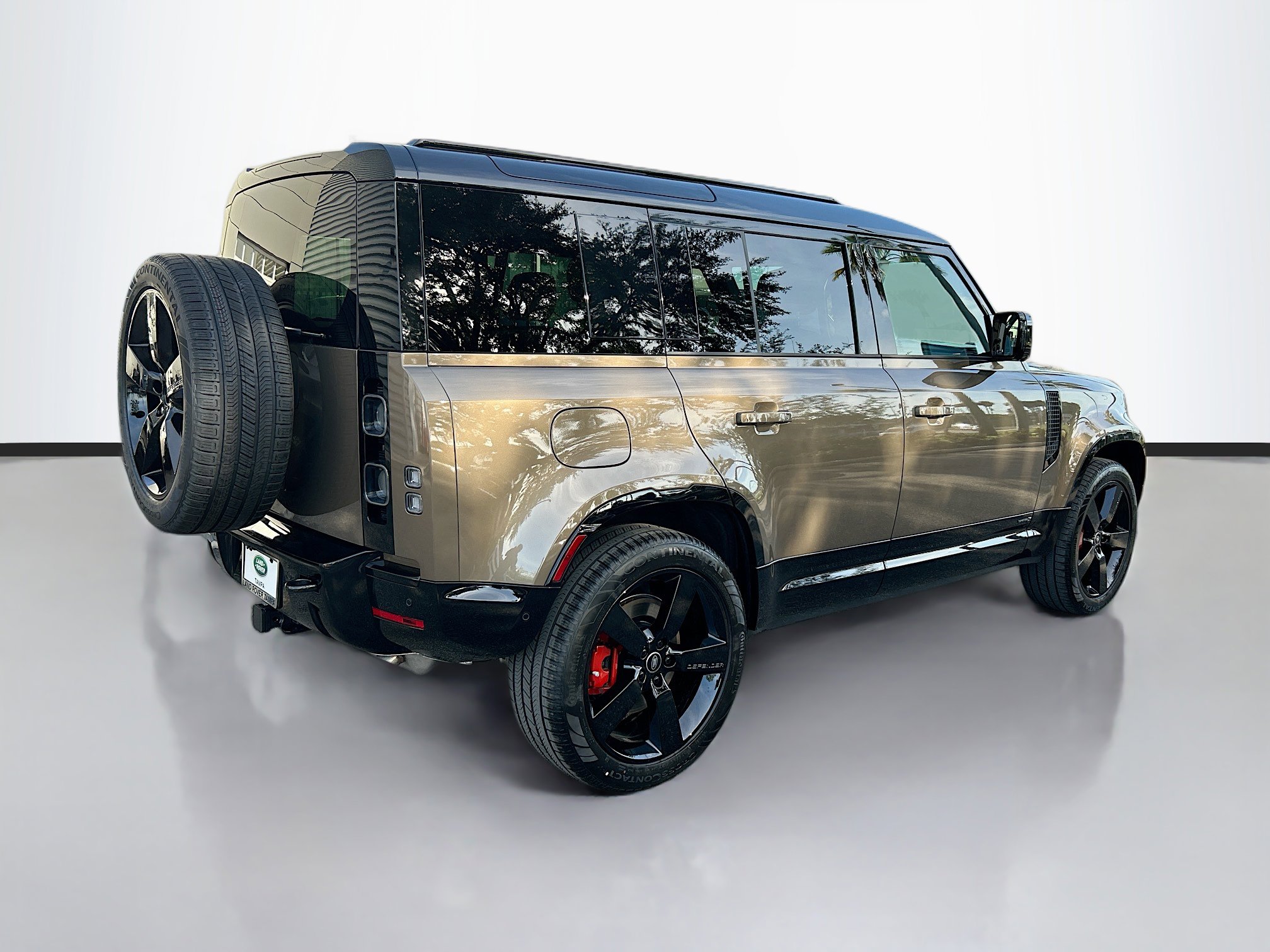 2025 Land Rover Defender 110 photo 3