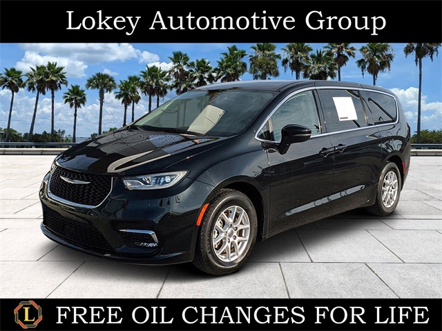 2023 Chrysler Pacifica Touring L's photo