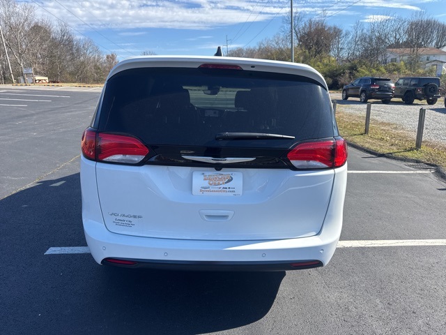 2025 Chrysler Voyager LX photo 5