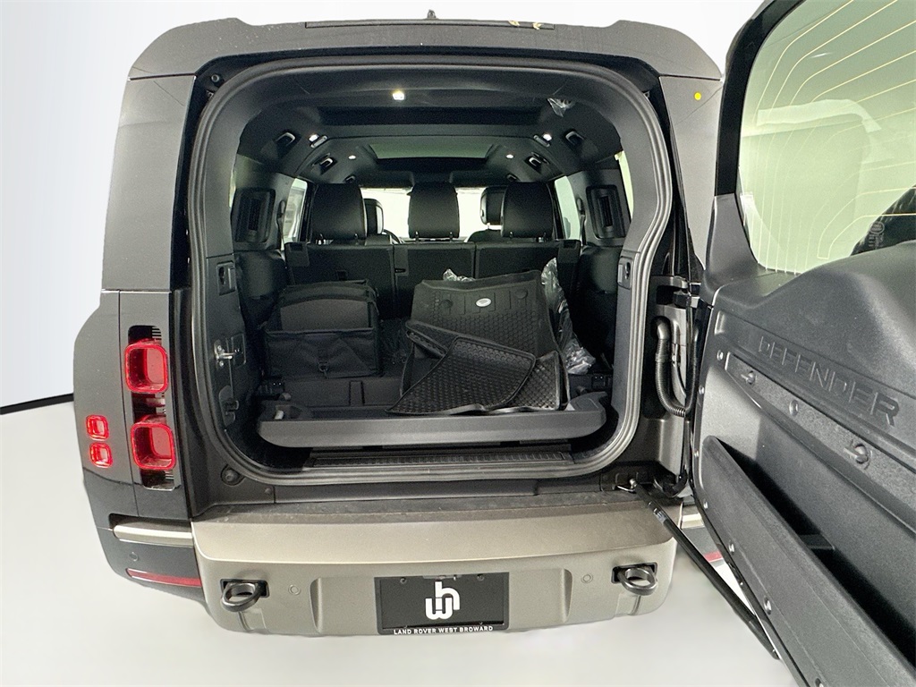 2025 Land Rover Defender 130 X-Dynamic SE photo 24