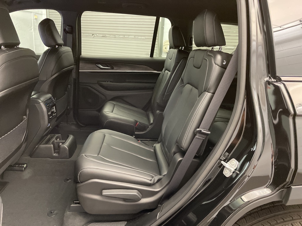 2025 Jeep Grand Cherokee Limited photo 14