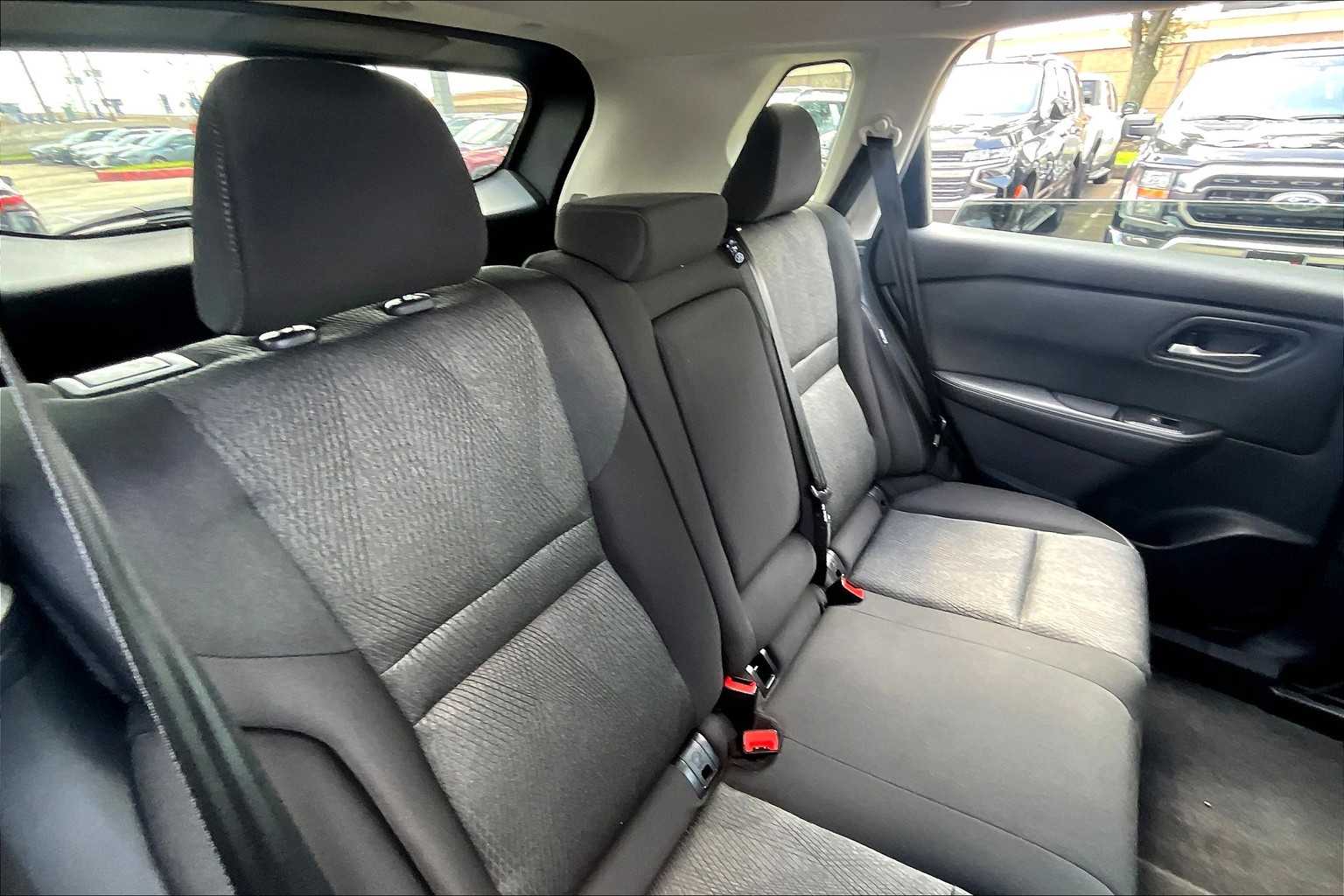 2024 Nissan Rogue SV photo 17