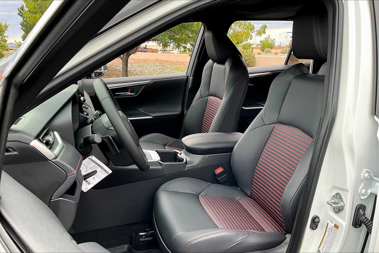 2025 Toyota RAV4 Hybrid XSE Sport photo 4