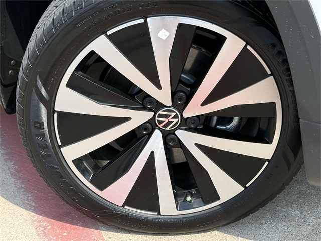 2024 Volkswagen Taos SE photo 3