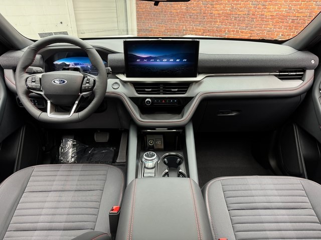 2025 Ford Explorer ST-Line photo 12