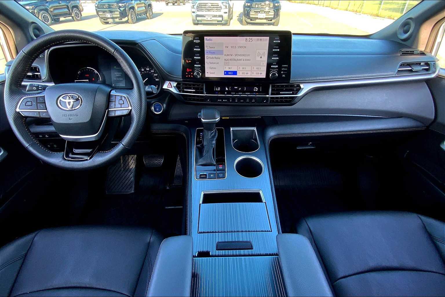 2023 Toyota Sienna Woodland Edition photo 14