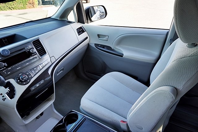 Used 2014 Silver Toyota LE image 21