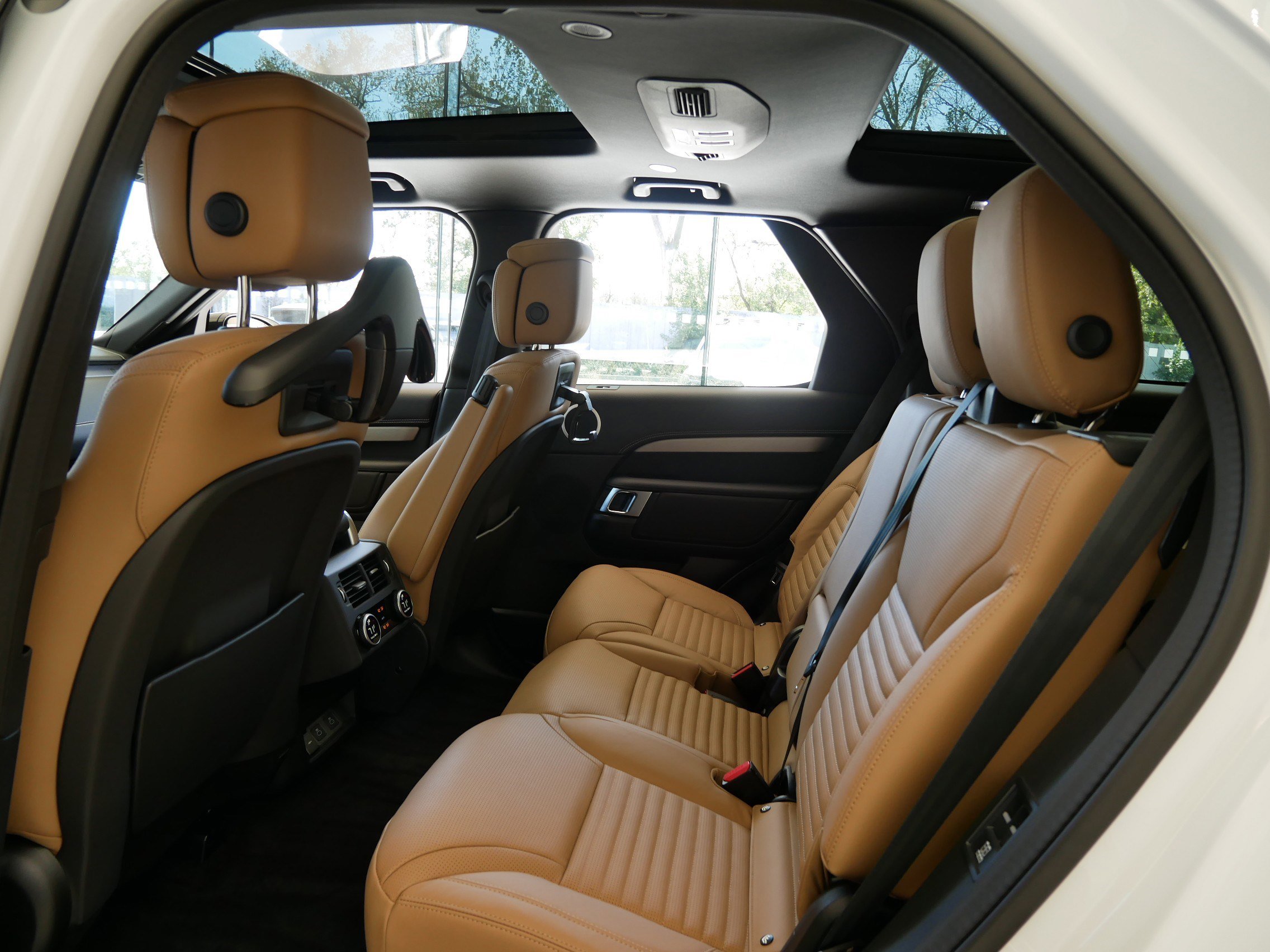 2026 Land Rover Discovery photo 3